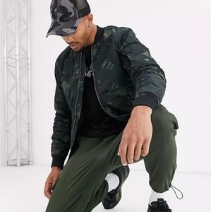 Pull and Bear Padded Camo Bomber Jacket Size Large NWOT